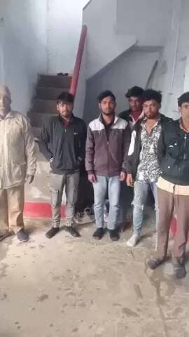 पुपरी: मध निषेध थाना पुपरी पुलिस ने भिट्ठा मोर चेक पोस्ट पर नशापान कर रहे 5 लोगों को किया गिरफ्तार