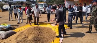 किरनापुर: कलेक्टर श्री मृणाल मीना ने धान खरीदी केंद्र सालेटेका का निरीक्षण किया