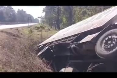 रामटेक: देवलापार येथे राष्ट्रीय महामार्गाच्या कडेला अनियंत्रित कंटेनर उलटला; चालक किरकोळ जखमी