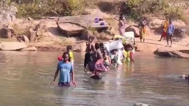 କୋଟପାଡ: କାଉକୁଣ୍ଡ ଗ୍ରାମବାସୀ ବିପଦ ସଂକୁଳ ଅବସ୍ଥାରେ ନଦୀ ପାର ହେଉଛନ୍ତି ।