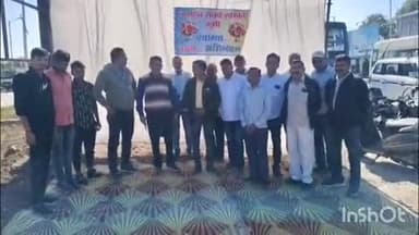 कुक्षी: सिंघाना मनावर मार्ग की मरम्मत को लेकर जनहित संघर्ष समिति का धरना-प्रदर्शन, सड़क कंपनी पर आरोप