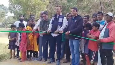ভাতার: ভাতারের সাহেবগঞ্জ দু'নম্বর গ্রাম পঞ্চায়েতের আইমাপাড়া গ্রামের পথশ্রী প্রকল্পের রাস্তার আনুষ্ঠানিক উদ্বোধন করলেন প্রধান