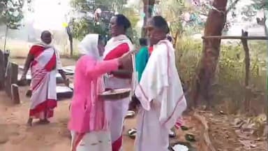 तोरपा: कालेट गांव में आदिवासी सरना समाज ने पारंपरिक रीति-रिवाजों से ससन दिरी अनुष्ठान मनाया