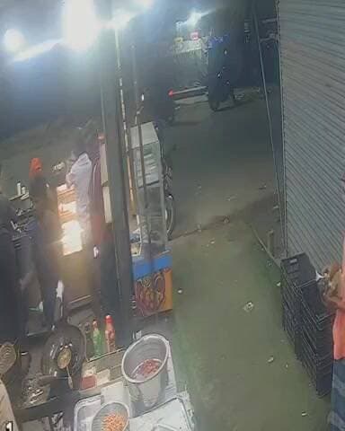 அணைக்கட்டு: பள்ளிகொண்டா பகுதியில் உணவகத்தில் படம் தர மறுத்து எஸ்ஐ மகன் ரகளை உரிமையாளரை தாக்கி விளம்பர பேனரை கிழித்த சம்பவம் சிசிடிவி வெளியீடு