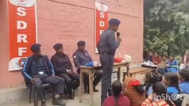 मढ़ौरा: मिर्जापुर के मध्य विद्यालय में SDRF टीम ने स्कूली बच्चों को भूकंप से बचाव का प्रशिक्षण दिया