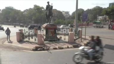 મોરબી: મોરબીમાં મહેન્દ્રનગર ચોકડીના અધૂરા પુલનું કામ પૂરું કરવા આમ આદમી પાર્ટી દ્વારા મુખ્યમંત્રીને રજૂઆત કરાઇ.