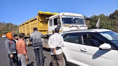 नारायणगंज: खड़ी कार को डंपर ने मारी टक्कर, कार सवार बाल-बाल बचे