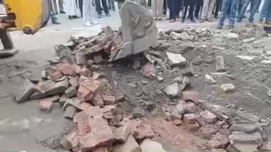 मशरक: महावीर चौक और दुर्गा चौक पर अतिक्रमण हटाओ अभियान, जुर्माना भी वसूला गया