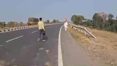 বেলডাঙা ১: মালদা থেকে পায়ে হেঁটে বেলডাঙার বাবরি মসজিদ প্রাঙ্গনে নামাজ আদায় করলেন ফজলু মিয়া