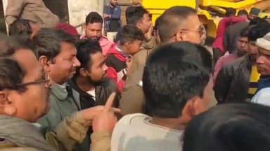 জামুরিয়া: জামুরিয়া থানার অন্তর্গত চুরুলিয়া চৌধুরী পুকুরের কাছে রাস্তা সংস্কারের দাবিতে পথ অবরোধ