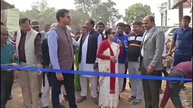 চাপড়া: চাপড়ায় পথশ্রী প্রকল্পের রাস্তা সংস্কারের সূচনা করলে জেলাশাসক