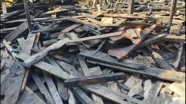 চোপড়া: আকাশ থেকে উল্কাপিণ্ড এসে মাঝিয়ালী অঞ্চলের কালীগঞ্জ এলাকায় পরে একটি বাড়িতে মুহূর্তের মধ্যেই
আগুনে ভস্মীভূত হয় ঘর