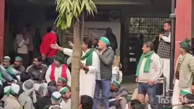 सिकंंदराबाद: सिकंदराबाद तहसील परिसर में किसानों ने ट्रैक्टर लगाकर महापंचायत की