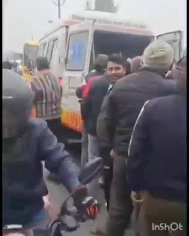 भाटपार रानी: सोहनपुर बाजार में तेज रफ्तार कार अनियंत्रित होकर पेड़ से टकराई, पांच लोग हुए घायल