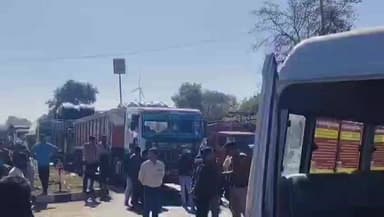 दलौदा: भावगढ में चुनावी रंजिश के चलते शव रखकर चक्का जाम, आरोपियों पर सख्त कार्रवाई की मांग