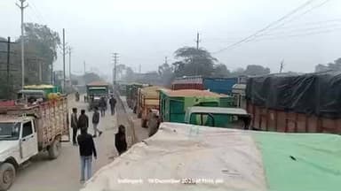 इंदरगढ़: इंदरगढ़ मंडी के बाहर 4 घंटे जाम, ठेकेदार ने सड़क पर डाला मटेरियल, यात्री परेशान, प्रशासन बेखबर