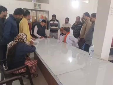 हाटपिपल्या: क्षेत्रवासी अपनी समस्या लेकर विधायक मनोज चौधरी से मिलने उनके कार्यालय पहुंचे
