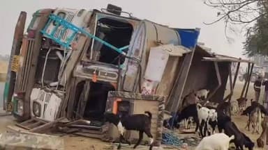 मड़िहान: मड़िहान थाना क्षेत्र के कुंदरूफ गांव के सामने धान लदी ट्रक बिजली के पोल से टकराई, ट्रक पलटा, ड्राइवर को आई चोट