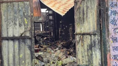 मझौलिया: महना चौक अग्निकांड: पूर्व विधायक उमाकांत सिंह ने पीड़ितों से मुलाकात की, घरों व दुकानों के जलने से भारी नुकसान