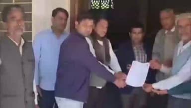 हिण्डौन: श्री महावीर जी में जांगिड़ ब्राह्मण समाज के लोगों ने तहसीलदार को व्यापारी के साथ मारपीट और लूटपाट का मामला सौंपा ज्ञापन