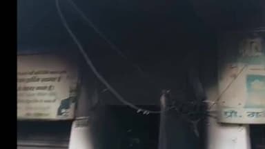 मरौना: बेलही चौक पर शॉर्ट सर्किट से भीषण आग, चार दुकानें और एक बाइक जलकर राख