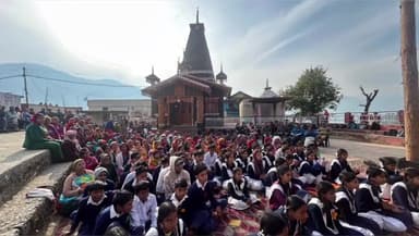 डुंडा: पुलिस अभियान ने अभया के तहत धनारी पुजार गांव में महिला सुरक्षा एवं सशक्तिकरण शिविर का आयोजन किया