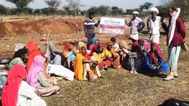 टांटोटी: टांटोंटी में मनरेगा साइट पर वित्तीय साक्षरता कार्यक्रम का आयोजन, श्रमिकों को बैंकिंग फ्रॉड से बचाव की जानकारी दी गई