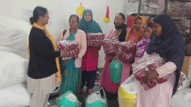 सेन्हा: सेन्हा में आंगनबाड़ी सेविकाओं को बच्चों के लिए स्वेटर व केंद्र संचालन हेतु ज़रूरी सामग्री का वितरण