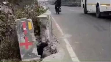 सोहावल: जुबेरगंज सब्जी बाजार के सामने अयोध्या–लखनऊ मार्ग पर बनी सकरी पुलिया एक बार फिर बड़े हादसे का दे रही है आमंत्रण