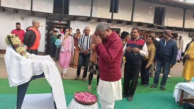 भंडरा: भंडरा के चट्टी गांव पहुंचे पूर्व सीएम बाबूलाल मरांडी, दिवंगत फिल्म निर्माता धनंजय नाथ तिवारी को दी श्रद्धांजलि