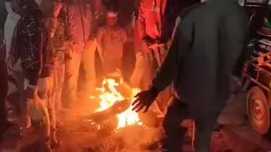 बैरगनियां: बैरगनिया में शीतलहर से राहत के लिए अलाव की व्यवस्था, अंचल अधिकारी के आदेश पर चौक-चौराहों पर जलाए गए अलाव