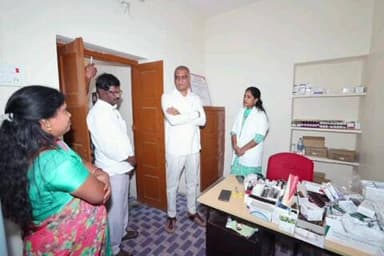 సిద్దిపేట అర్బన్: సిద్దిపేట పట్టణంలోని బస్తీ దవాఖానను ఆకస్మికంగా సందర్శించిన మాజీ మంత్రి, ఎమ్మెల్యే హరీష్ రావు