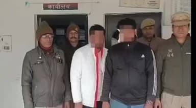 सासनी: पुलिस ने मुखबिर की सूचना पर गांव जरैया मोड़ मंदिर के पास से 2 अभियुक्तों को गिरफ्तार किया, कब्जे से अवैध हथियार बरामद