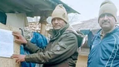 बैरगनियां: बैरगनिया थाना क्षेत्र में फरार अभियुक्त के खिलाफ न्यायालय का इश्तिहार चस्पा किया गया