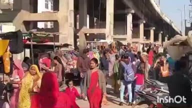 क्षतिग्रस्त रेलवे ब्रिज के नीचे अतिक्रमण कर सजा बाजार, बड़े हादसे की आशंका, प्रशासन अनजान