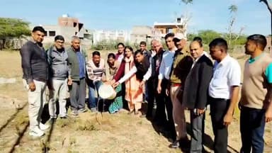 सावर: तहसील कार्यालय परिसर भिनाय में तहसीलदार ने तहसील कार्मिकों के साथ किया पौधरोपण, पर्यावरण संरक्षण पर दिया जोर