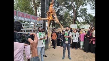 बलियापुर: छात्र मोर्चा ने केंद्रीय शिक्षा मंत्री का पुतला फूंका