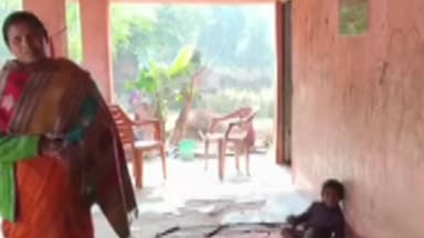 कहलगांव: पहाड़िया टोला: आंगनबाड़ी केंद्र 192 में एक भी बच्चा नहीं, सेविका और पति चला रहे मोबाइल