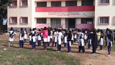 धमदाहा: स्कूली छात्राएं आत्मरक्षा के गुर सीख रही हैं, मार्शल आर्ट व जुडो-कराटे का विशेष प्रशिक्षण