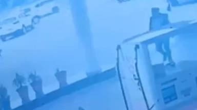 ਜਲੰਧਰ 1: ਕਿਸ਼ਨਗੜ੍ਹ ਦੇ ਪੈਟਰੋਲ ਪੰਪ ਦੇ ਬਾਹਰ ਇੱਕ ਕਾਲਜ ਦੀ ਪ੍ਰਧਾਨਗੀ ਨੂੰ ਲੈ ਕੇ ਚੱਲੀਆਂ ਤਾਬੜ ਤੋੜ ਗੋਲੀਆਂ ਸੀਸੀਟੀਵੀ ਆਈ ਸਾਹਮਣੇ