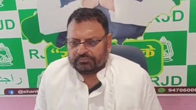 पारू: पारु विधायक शंकर प्रसाद यादव ने सकरा में आर्थिक तंगी से आत्महत्या करने वाले परिवार से की मुलाकात