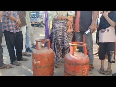 સંજેલી નગરમાં ઇન્ડિયન ગેસ એજન્સી દ્વારા ગેસના બોટલ ના આપતા મામલતદાર ને રજૂઆત..
