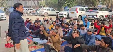 कार्यकारी अभियन्ता बल्लभगढ़ दफ्तर पर ऑनलाइन पोलिसी का विरोध करते हुए संजय मंगला एक्सईएन को यूनियन ने सौंपा अपना ज्ञापन