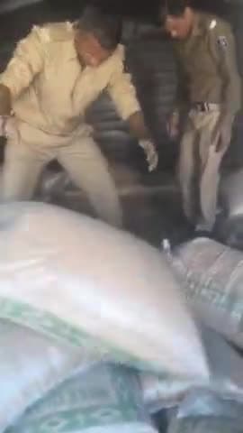 ભિલોડા: શામળાજી અણસોલ ચેકપોસ્ટે મકાઈના કટ્રાની આડમાં દારૂ ભરેલી ટ્રક ઝડપાઈ ૭૨૫૨ બોટલો સાથે એક આરોપીની ધરપકડ.