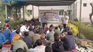 ऑनलाइन तबादला नीति के खिलाफ ग्रेटर फरीदाबाद के एक्सईएन पंकज पँवार को यूनियन ने जोरदार प्रदर्शन को करते हुए सौंपा ज्ञापन