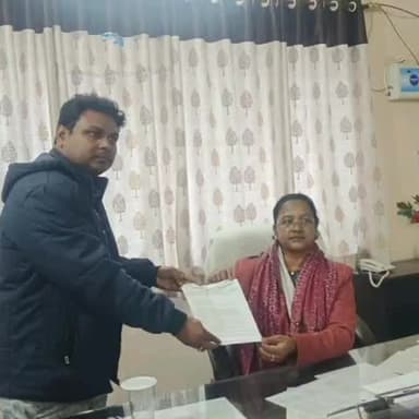 कुकड़ू: कुकड़ू प्रखंड में मनरेगा कर्मियों के स्थानांतरण के लिए विस्थापित अधिकार मंच ने बीडीओ को ज्ञापन सौंपा