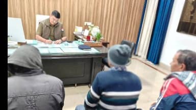 कांठ: एसपी देहात कुंवर आकाश सिंह ने अपने कार्यालय में जनसुनवाई के दौरान फरियादियों की समस्याएं सुनीं