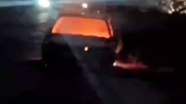 भिनाय: बिजयनगर से मसूदा जाने वाले सड़क मार्ग पर कार में लगी भीषण आग, दमकल कर्मियों ने पाया काबू, आग से कार हुई कबाड़