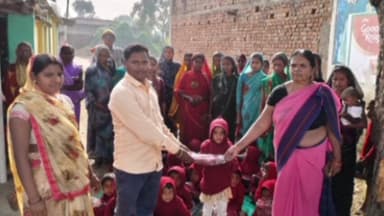 सगमा: सगमा आंगनबाड़ी केंद्र में बच्चों के बीच स्वेटर का वितरण किया गया