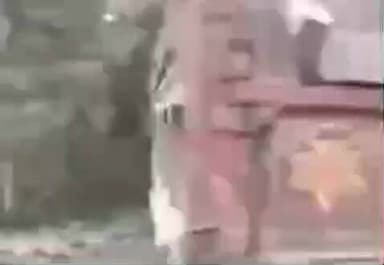 विभूतिपुर: विभूतिपुर में ईंटों से लदा ट्रैक्टर सड़क पर पलटा, लोगों की जान बाल-बाल बची